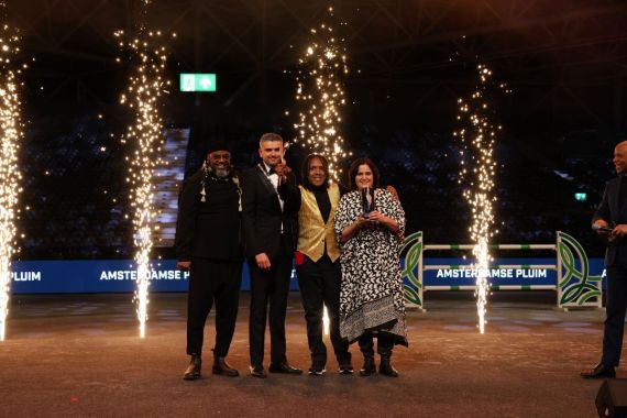 Op de foto van links naar rechts: Harvey Esajas, wethouder Sport Mbarki, de jonge sporter Zayro  en Diana Speksnijder. Zayro sport al sinds 2018 bij I - Sport Special!