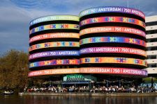 Thumbnail_logo_Amsterdam_750_jaar_op_parkeergarage_Shutterstock_2536111349_juni_2025.jpg